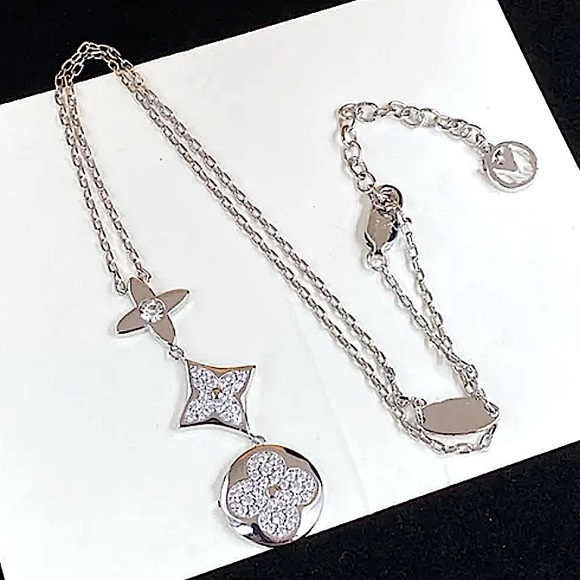 Silver Flour Leaf Clover Cubic Zircon Necklace - Picture 2 of 6